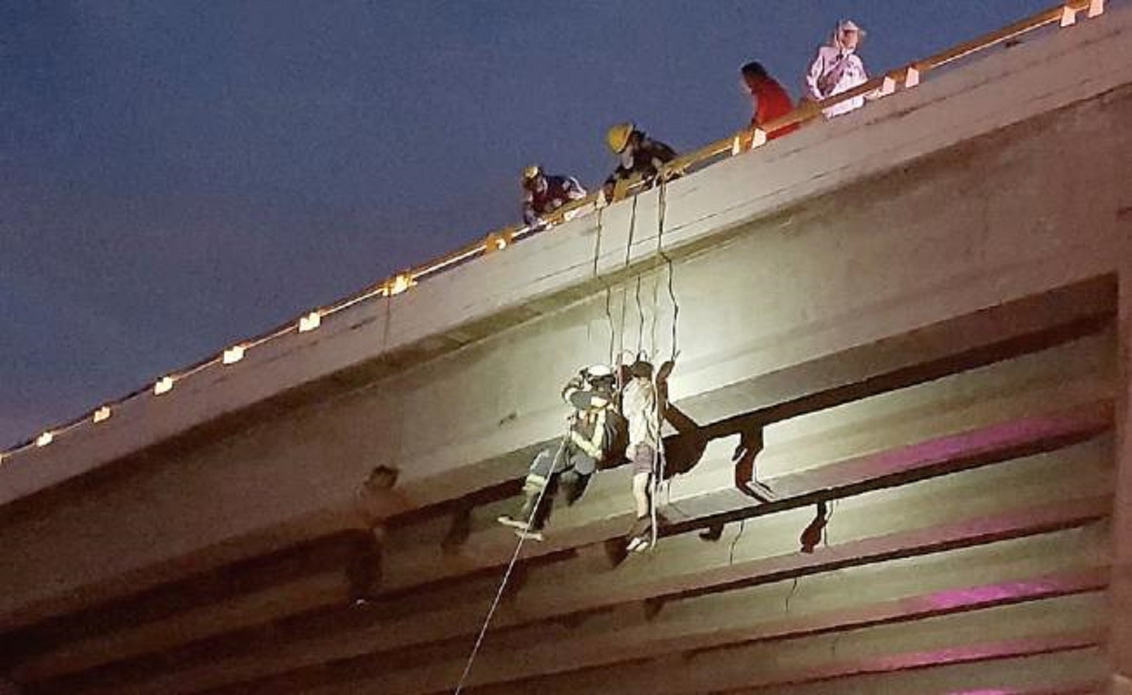 Rescatistas retiraron los cuerpos de uno de los puentes, en el kilómetro 4.5, tramo Cabo San Lucas-San José del Cabo (REUTERS)