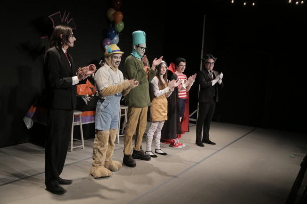 Dicha obra fue escrita y dirigida por Alonso Barrera, director de La Compañía de Teatro de La Fábrica y está inspirada en su hijo León. Además es musicalizada por Gustavo Alatorre (GONZALO IBÁÑEZ. EL UNIVERSAL)