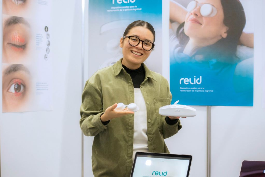 Estudiante de la UAQ crea dispositivo para tratar el ojo seco