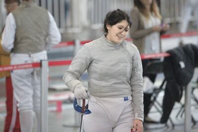 Apunta su sable a una medalla 