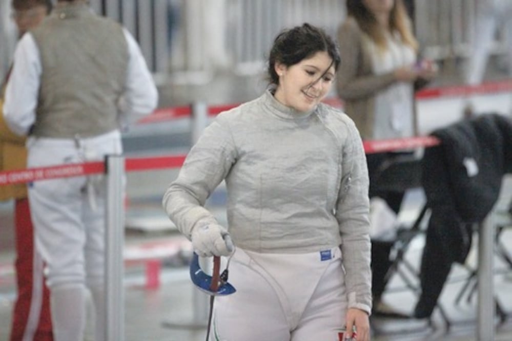 Apunta su sable a una medalla 