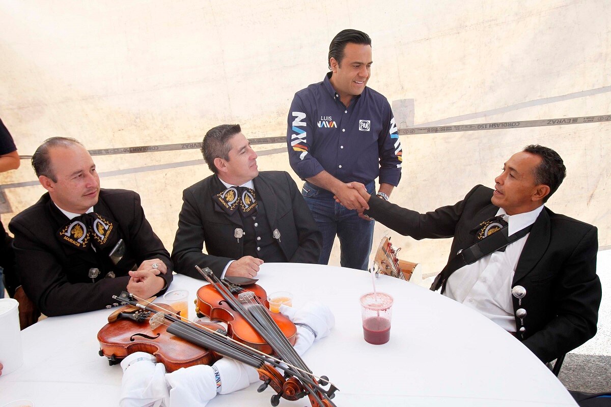 Al sostener una reunión con mariachis, el abanderado de la coalición Por México al Frente estuvo acompañado por el diputado federal Jesús Zambrano, quien reconoció su trayectoria política.