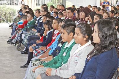 296 becas a estudiantes en PE