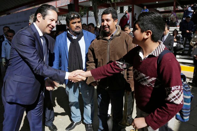 El gobernador Francisco Domínguez Servién promete 9 millones de pesos para infraestructura de secundaria en la colonia Menchaca II. (ESPECIAL)