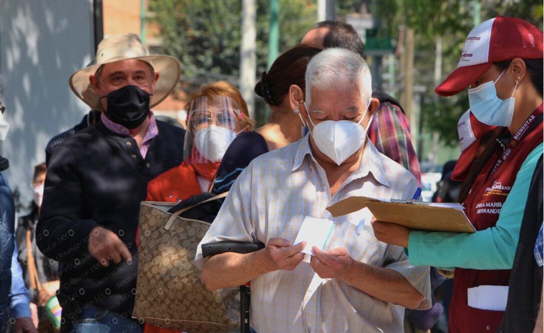 "¡Faltaba más!": Ciro Murayama reacciona a anuncio de López-Gatell sobre fotos en vacunas