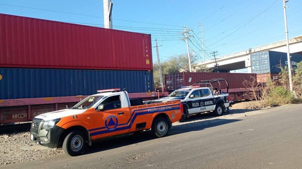 Camión termina partido por la mitad al intentarle ganar el paso al tren en Viborillas. Foto: Especial