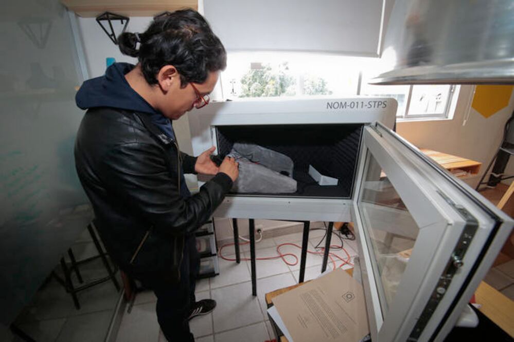 Oscar Miranda, socio del proyecto, explicó que por lo general el equipo para hacer pruebas auditivas en recién nacidos tiene un valor de cerca de 500 mil pesos en el mercado (VÍCTOR PICHARDO)