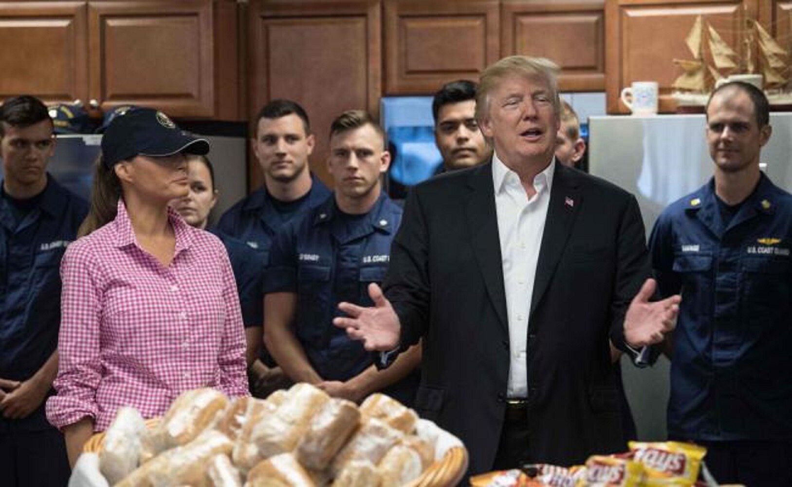 En mensaje por Día de Acción de Gracias, Trump reitera que construirá muro