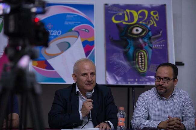 Carteles en busca de la paz universal