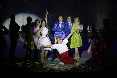 Actores bailan y cantan contra el bullying en HairSpray