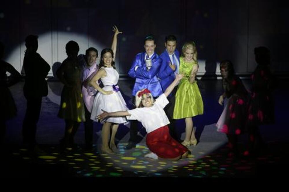 Actores bailan y cantan contra el bullying en HairSpray