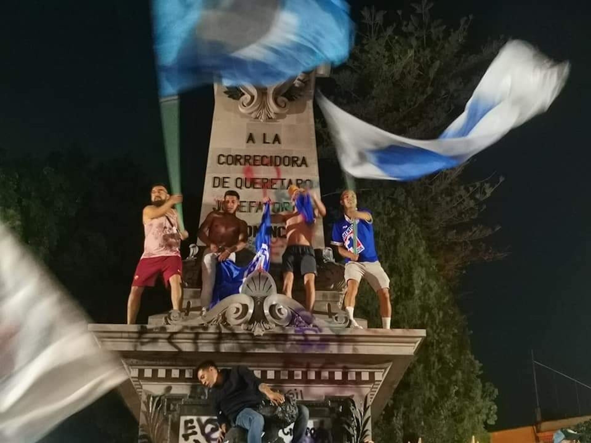 "Nosotros no salimos encuerados, ni andamos dañando monumentos"; critican festejos del Cruz Azul