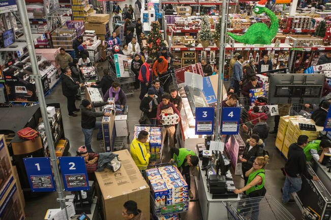 Queretanos se arremolinan en tiendas por el Buen Fin