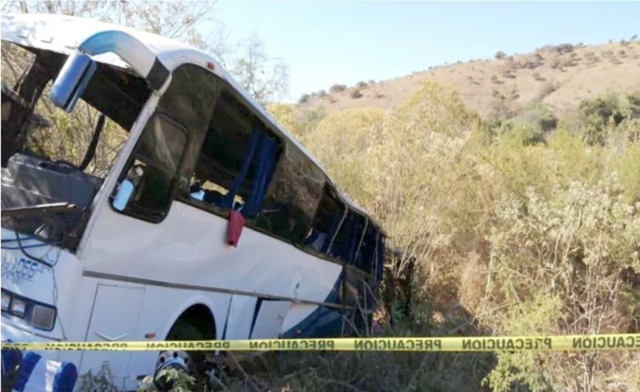 Vuelca autobús con peregrinos en Michoacán; hay 3 muertos y 41 lesionados