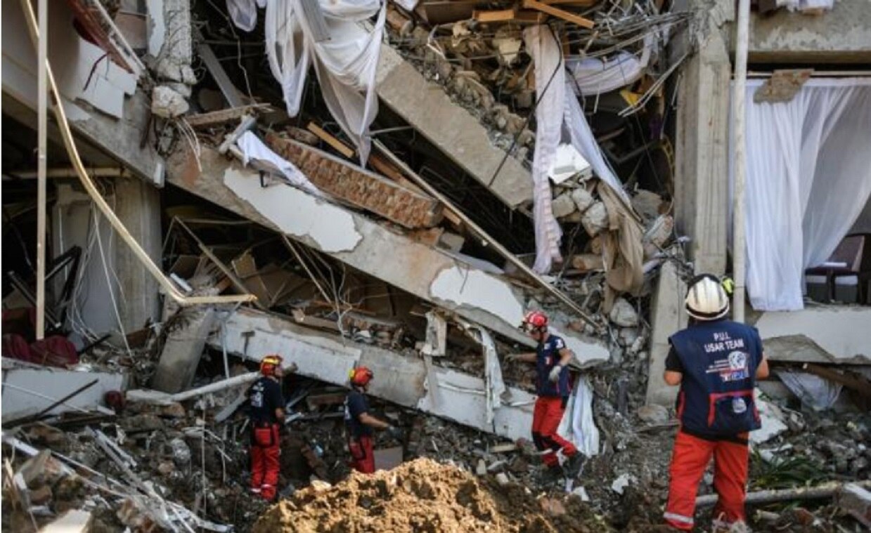 Hotel Mercure, en el centro de Célebes, derrumbado tras el sismo de 7.5 grados. Foto: AFP