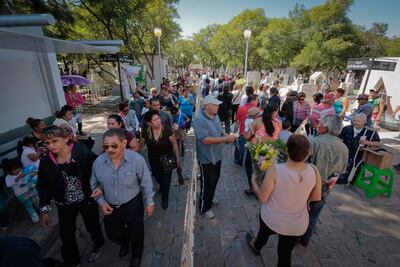 Panteones recibieron más de 370  mil personas 