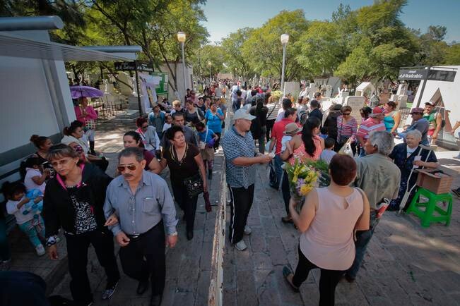 Panteones recibieron más de 370  mil personas