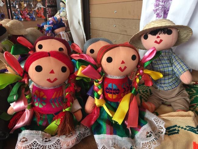 Van contra imitaciones de muñeca mazahua-otomí