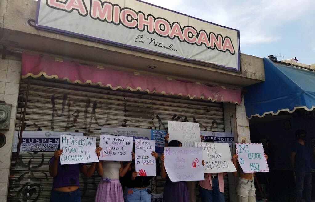 Estudiantes protestan frente a paletería La Michoacana en Querétaro; sus trabajadores fotografiaban a menores de edad