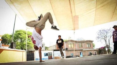 Jóvenes se mueven a ritmo de break dance