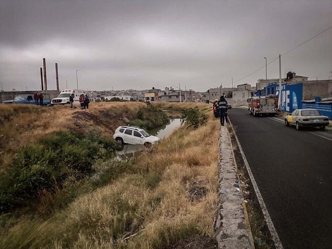 Conductora pierde el control y cae en canal