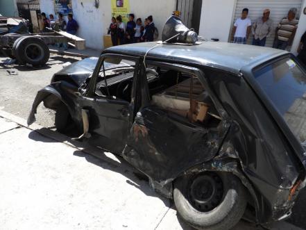 Pipa se queda sin frenos y se lleva dos autos