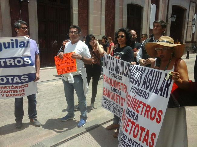 Marchan inconformes por obras en Madero