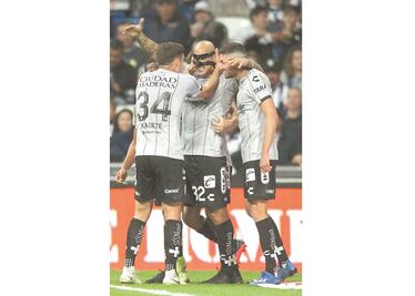 Gallos quiebra a los rayados