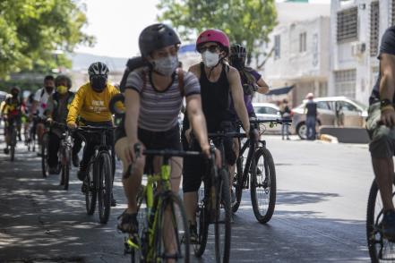 Ciclistas ruedan y arman un corazón para pedir más seguridad en Querétaro 