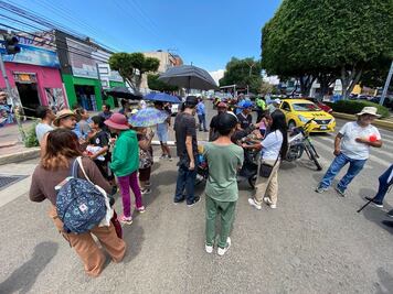 Vecinos protestan y bloquean la Avenida Zaragoza