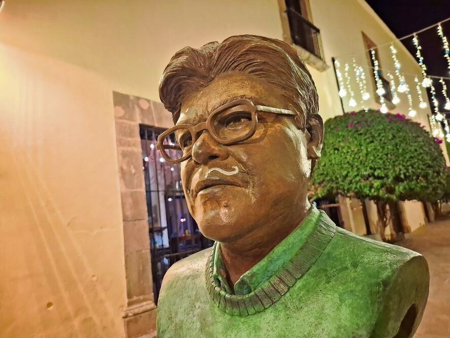 Escultura del poeta José Luis Sierra continúa con pintas. Foto: Rocío G. Benítez