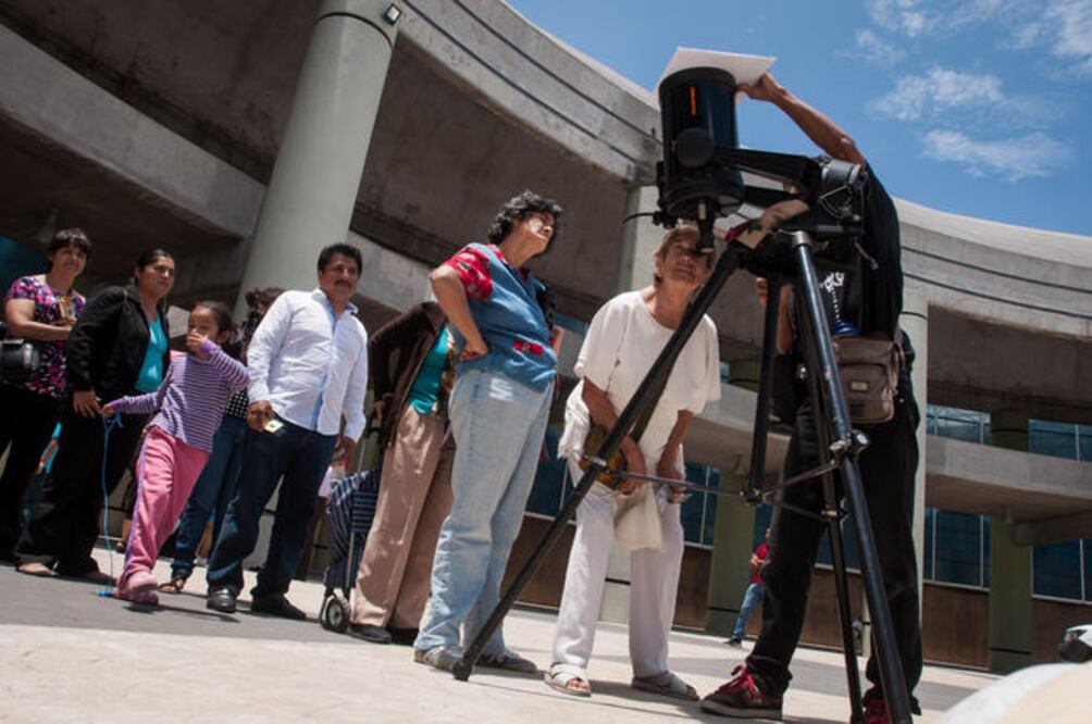 Aficionados a la astronomía prestaron sus telescopios para que la gente pudiera observar el fenómeno (RICARDO LUGO. EL UNIVERSAL)
