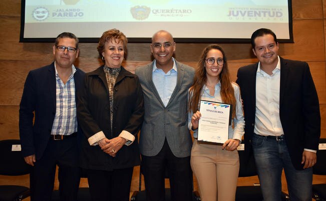 El edil pidió a los jóvenes dar buena imagen de México en el extranjero.