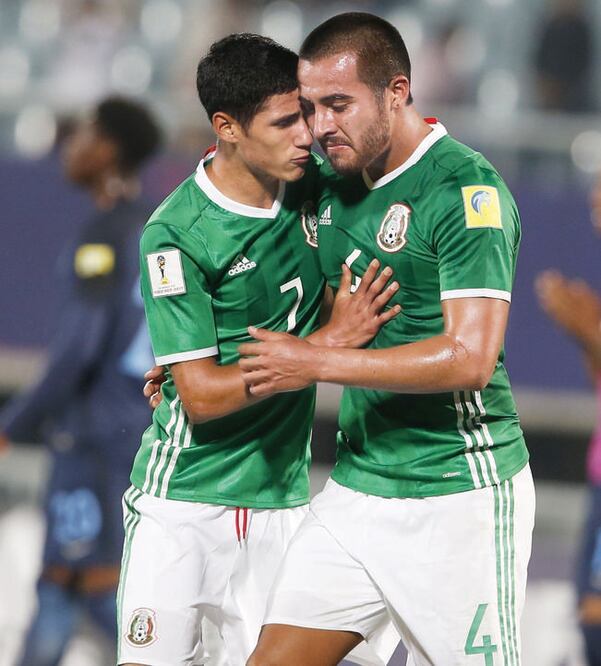 Uriel Antuna intenta consolar a Juan Aguayo tras la eliminación del equipo mexicano del Mundial Sub-20 (KIM HEE-CHUL. EFE)