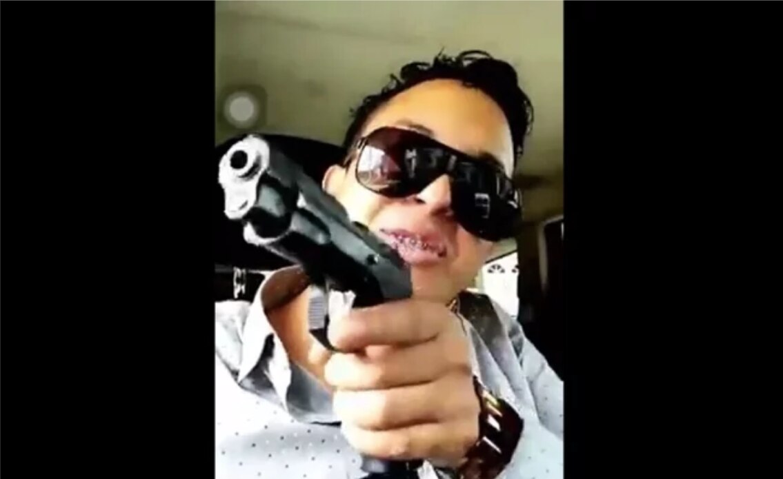 Hijo de fiscal en Comitán juega con pistola en redes sociales