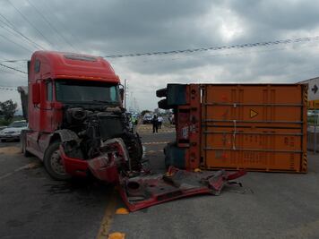 Chocan tráilers por exceso de carga
