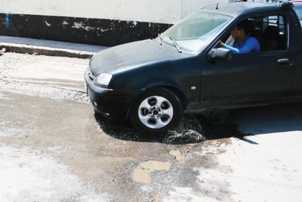 Reparan daños por baches