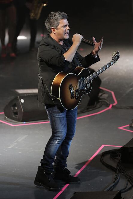 Sanz canta al mes del amor