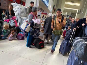 Central Camionera. Viajeros saturan andenes y salas