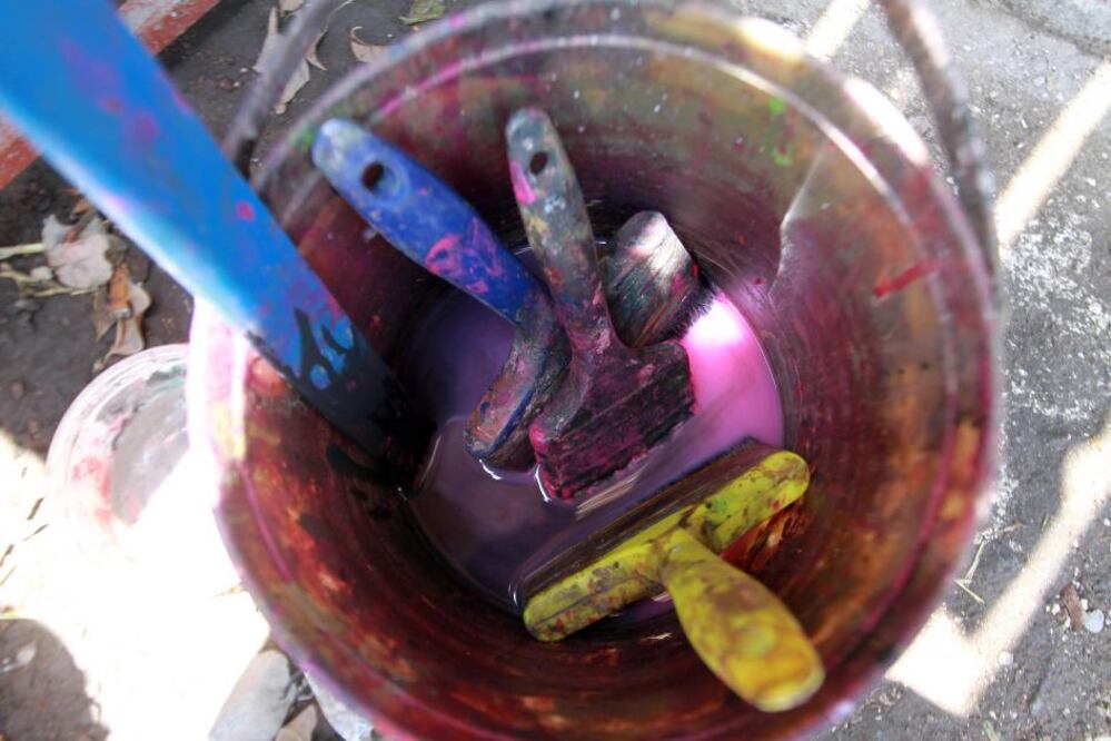 El negocio se distingue del resto de las construcciones ubicadas al pie de la carretera por una amplia muestra de macetas de distintos tipos, colores y tamaños, la cual excede la línea horizontal que marca el límite de los comercios vecinos.