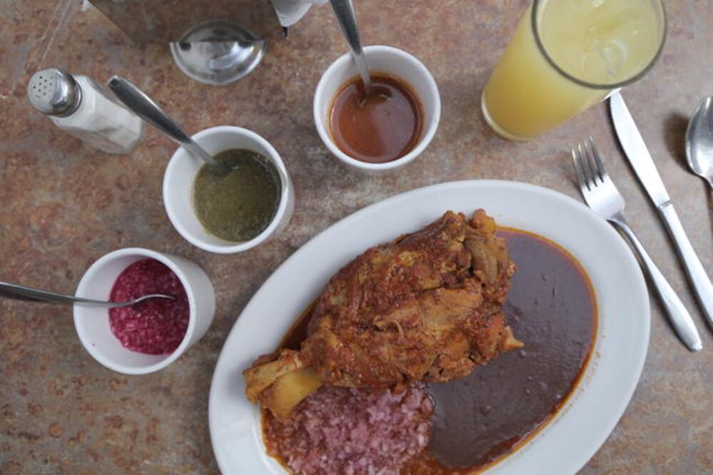 Las recetas son originarias de Humberto López y fueron tanto aprendidas como desarrolladas por los integrantes de la familia Ficachi López, respetando la esencia, sabor y colores de Mérida, la tradicional ciudad de la paz (ARCHIVO. EL UNIVERSAL)