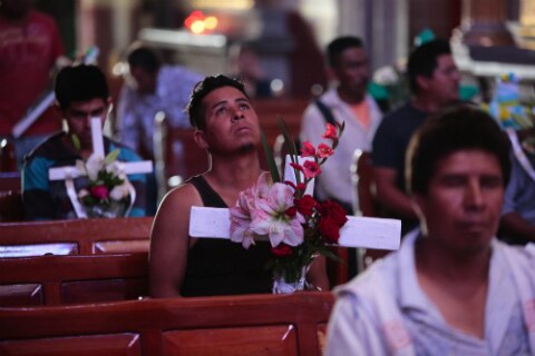 Muestran su fe a la Santa Cruz