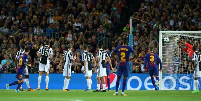 Leo hace imposible la estirada de Gianluigi Buffon tras su disparo: gol (ALBERT GEA. EFE)