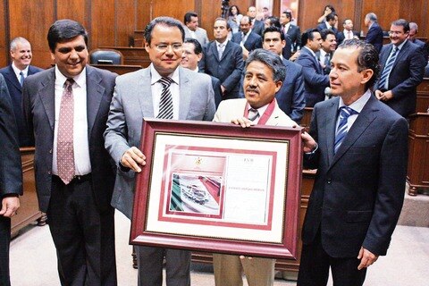 Entrega Legislatura medalla al mérito