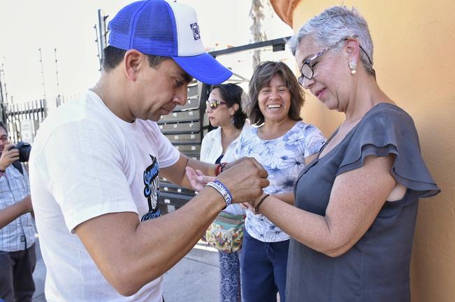 Roberto Sosa visitó la colonia Rinconada Campestre acompañado de Patricia Valle. FOTO: ESPECIAL