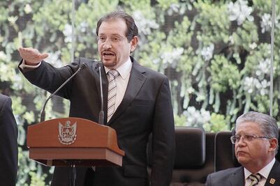 Gobernador deja cargo; va al gabinete