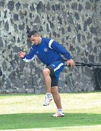Cruz Azul inicia gira con medio equipo
