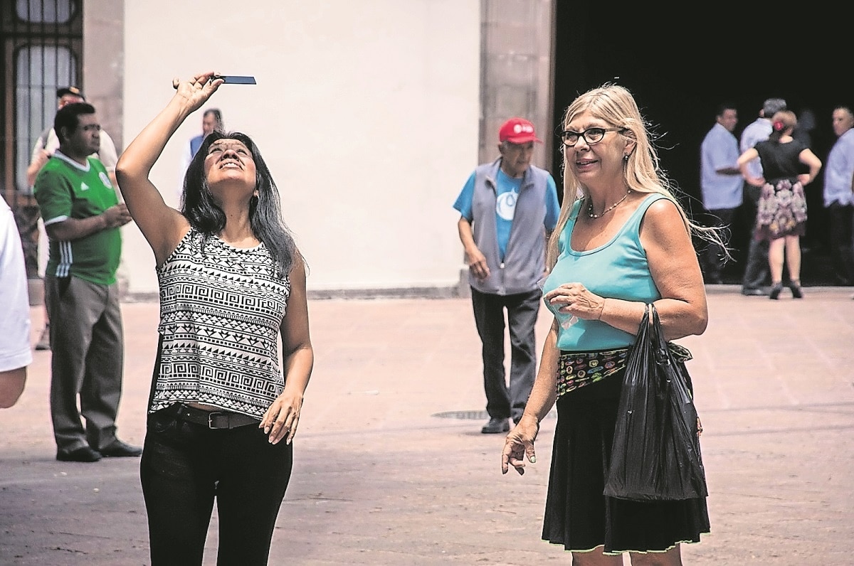Llama IMSS a no exponer la vista durante eclipse solar