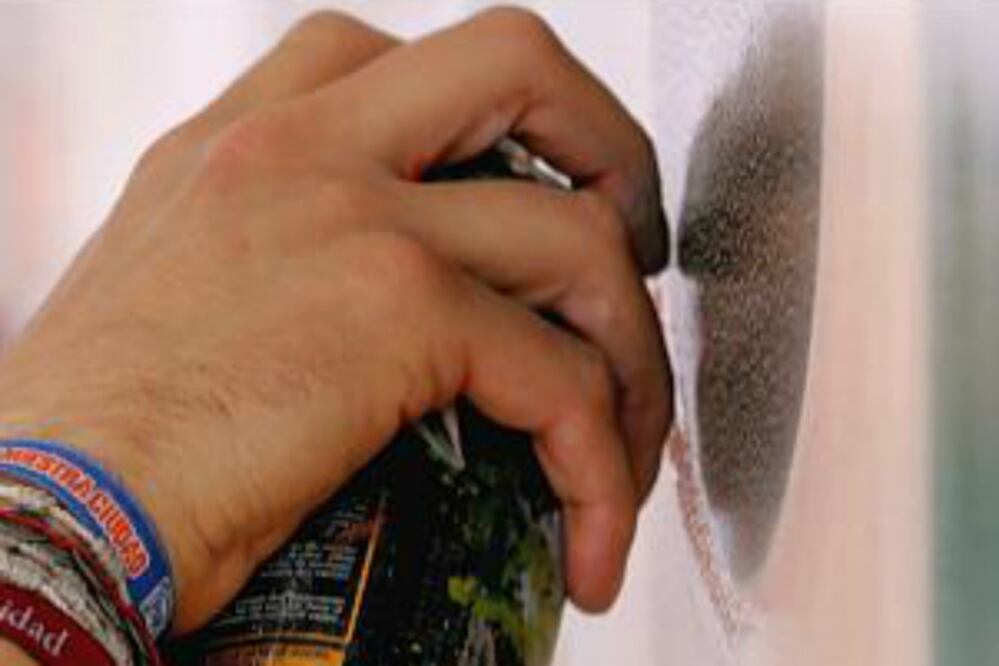 Detienen en Corregidora a menor por grafitear