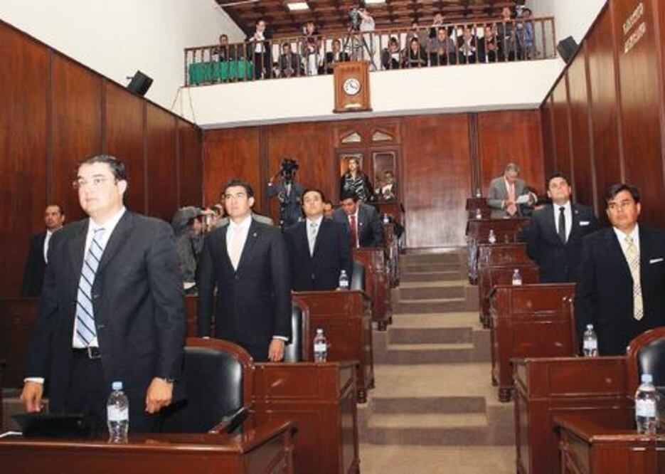 Despidos masivos en la legislatura